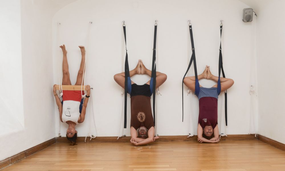 Lezione di Iyengar Yoga con supporti allo Studio Yoga Jaya